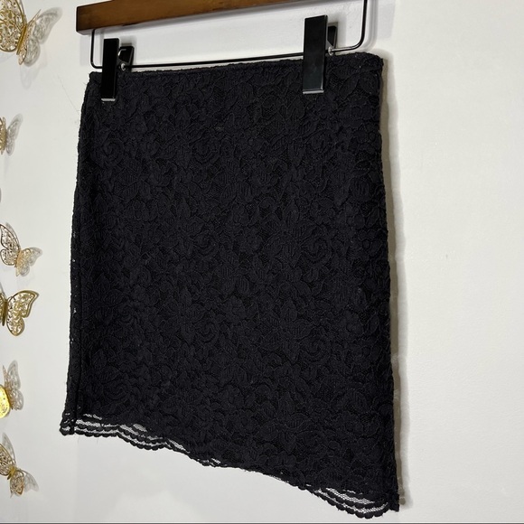 ๐ฆ๐ DIVIDED x H&M | Stretchy Lace Black Mini Skirt - Picture 2 of 5